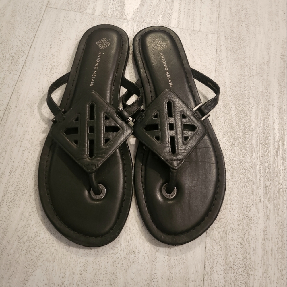 Antonio Melani Lini Leather Logo thong sandal size 5.5